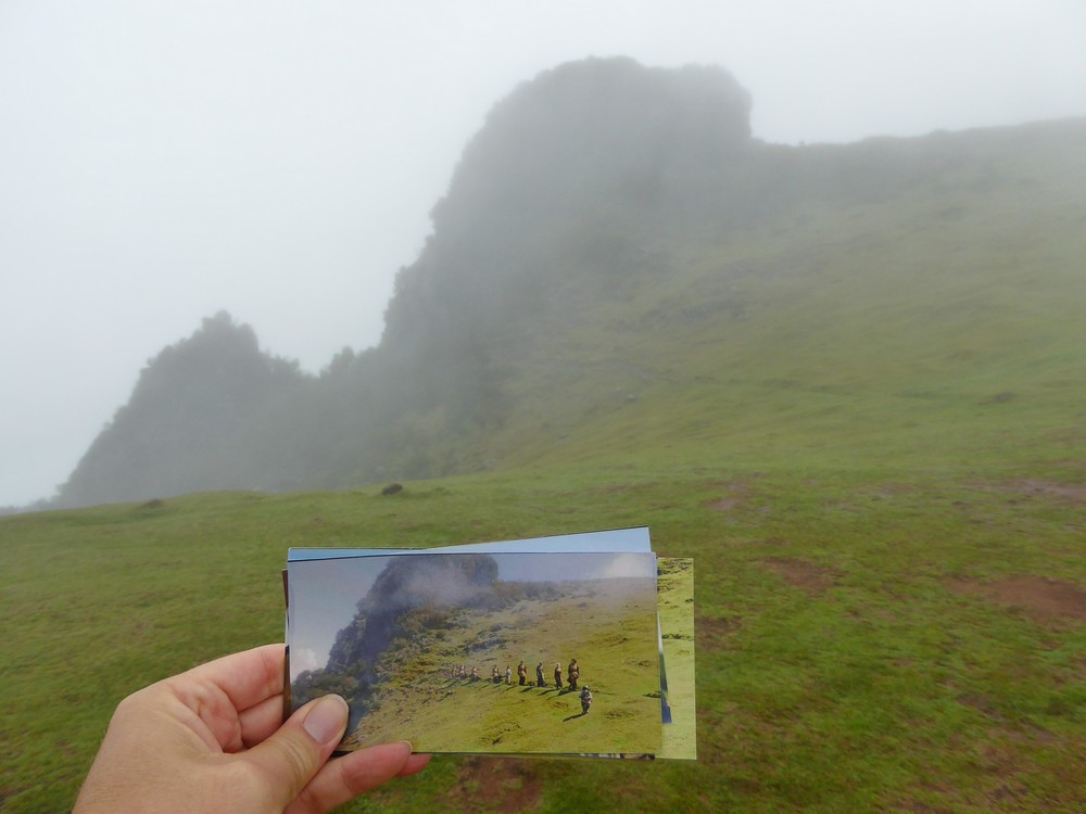 Repérage du sentier de Fanal dans la brume, avec une capture imprimée tenue au premier plan