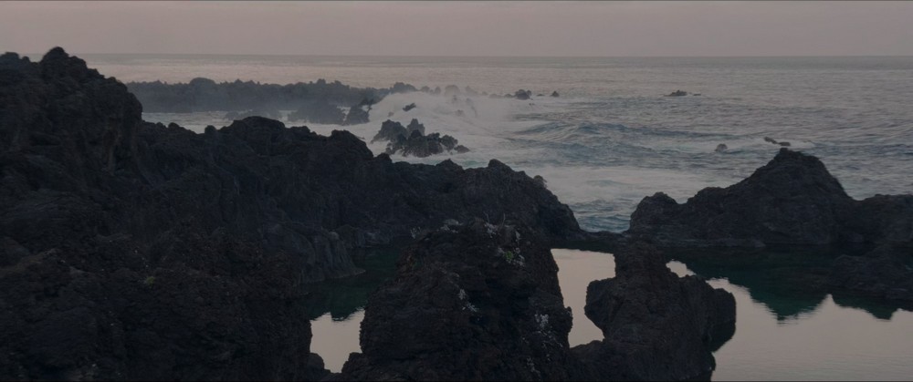 Les mêmes bassins volcaniques au début de la scène de baignade, épisode 6