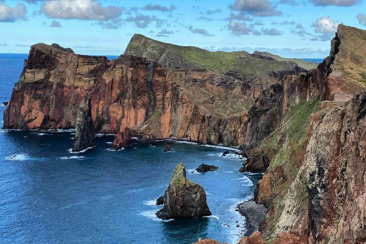Rochers et crique au pied des falaises de São Lourenço