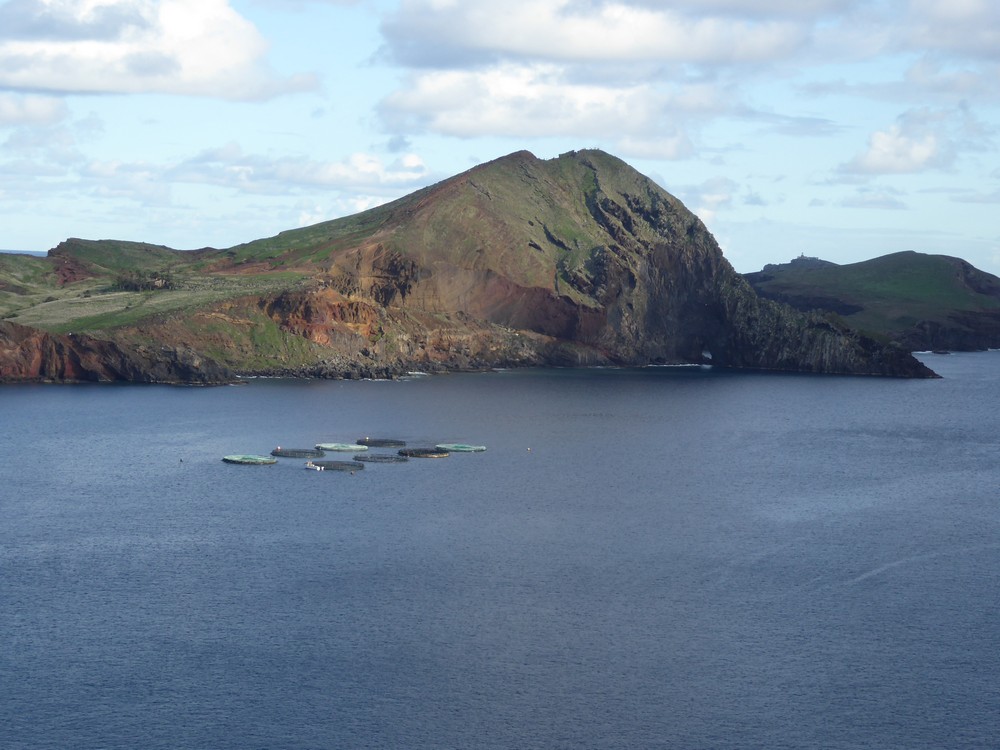 Pointe rocheuse de São Lourenço et installations aquacoles dans la baie